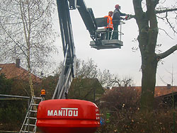 Arbeitsbühne selbstfahrend im Außenbereich