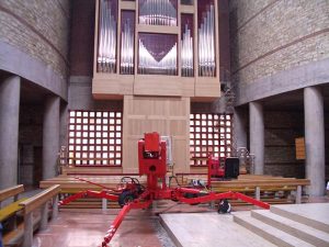 Arbeitsbühne SRT 15 10 in der Kirche mit Bodenschonung