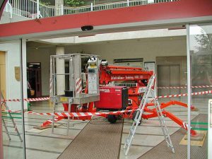 Arbeitsbühne SRT 15 10 mit Bodenschonung im Foyer