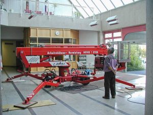 Arbeitsbühne SRT 15 10 mit Bodenschonung im Foyer