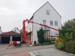 Kettenbühne KGT 24 12 beim Streichen einer Fassade