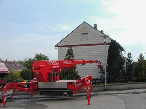 Arbeitsbühne SRT 15 10 in der Kirche mit Bodenschonung