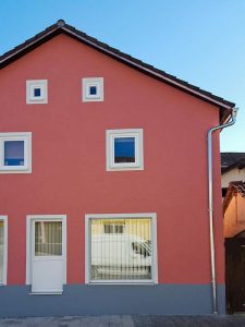 Lamm Fassade mit Fensterumrandungen